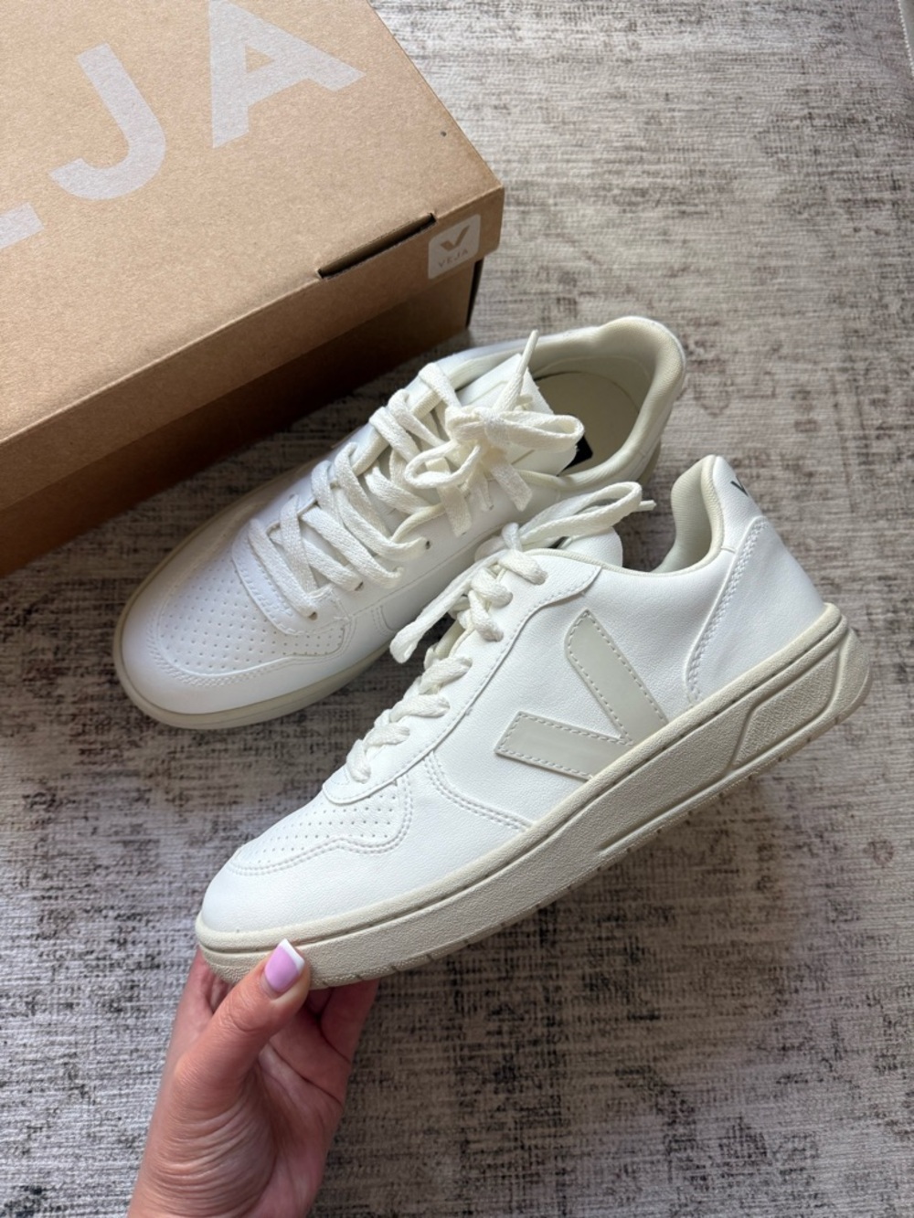 Veja V-10 CWL Full White - Picture 1 of 3